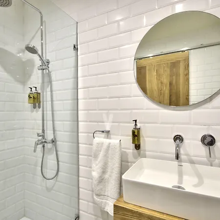 The House In Old Mint Street * ואלטה