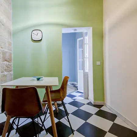 The House In Old Mint Street * ואלטה