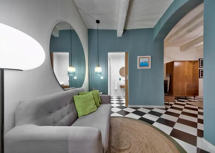 The House In Old Mint Street * Valeta